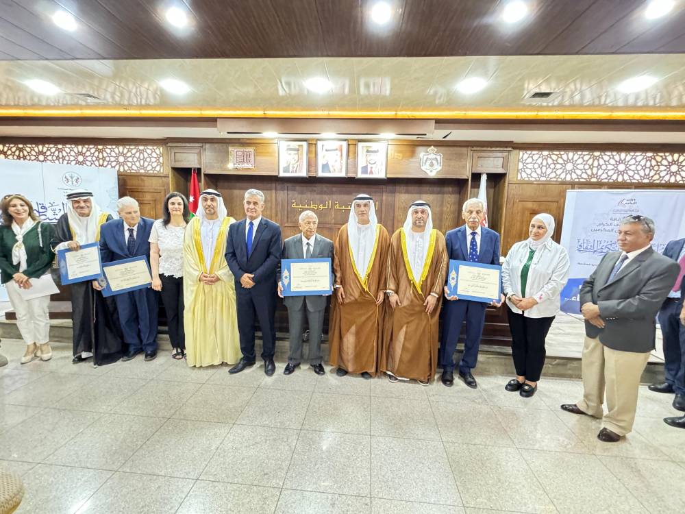 عبدالله العويس ومحمد القصير مع المكرمين