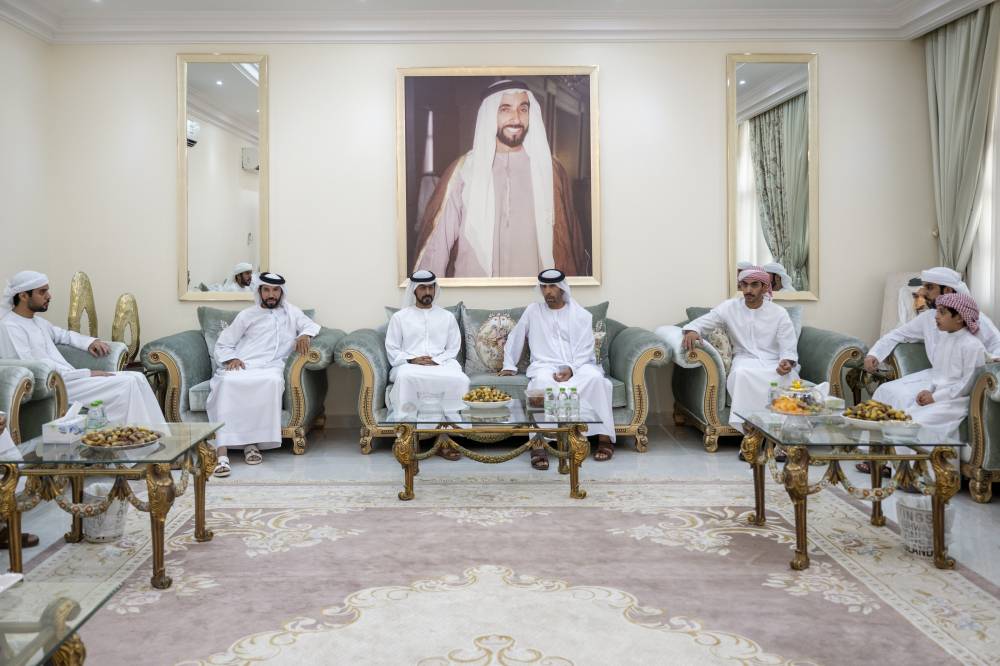 خليفة بن طحنون خلال تقديم واجب العزاء 