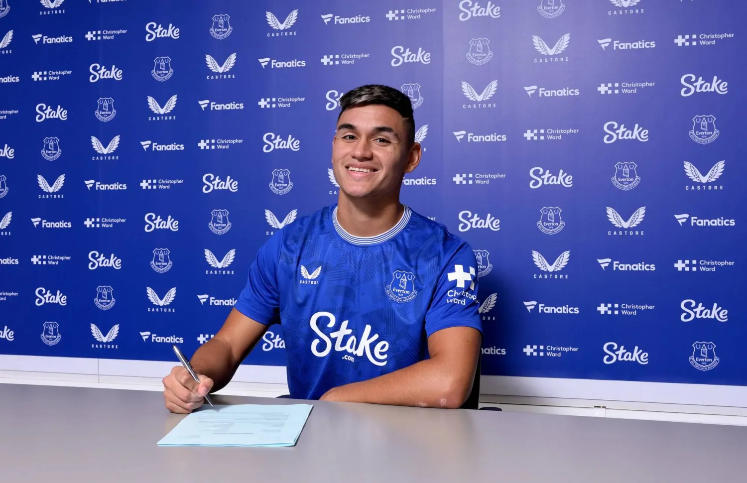 إيفرتون يفعّل خيار التعاقد مع الأرجنتيني ألكاراس