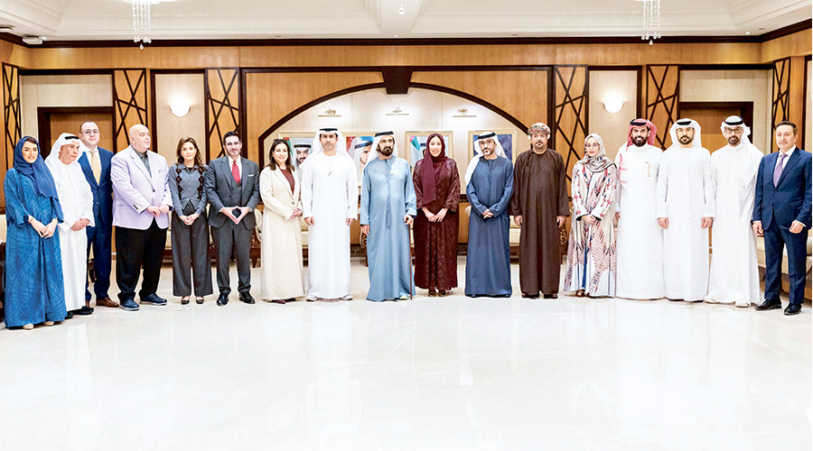 محمد بن راشد يتوسط أعضاء مجلس إدارة الجائزة بحضور منى المري (أرشيفية)