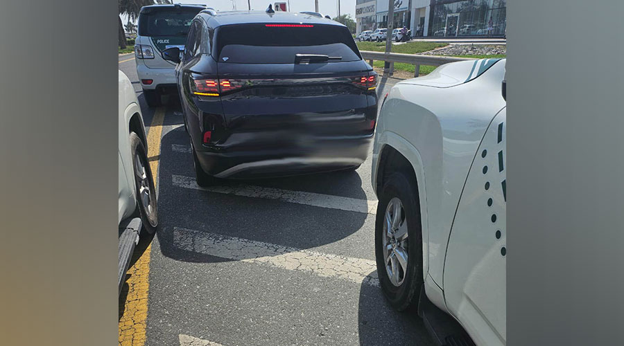 شرطة دبي تنقذ سائقة تعطّل مثبت السرعة في مركبتها على شارع الشيخ زايد