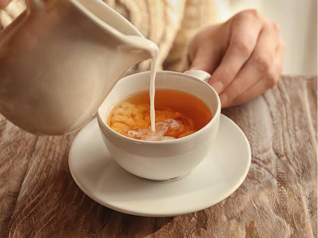تناول الشاي بالحليب يومياً خطر صامت.. تعرف إلى الأعراض النفسية والجسدية المدمرة