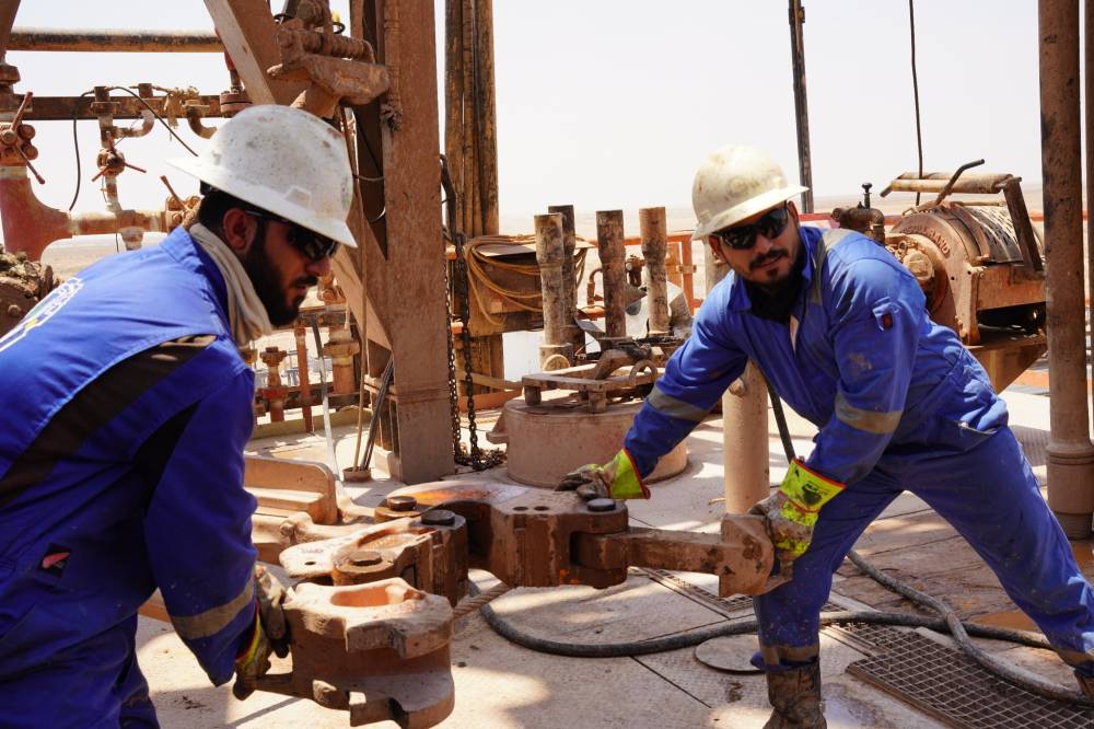 جانب من عمليات حفر وإصلاح الآبار النفطية