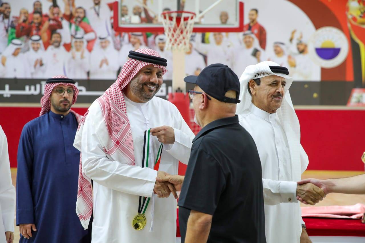 عيسى هلال يكرم حميدو بحضور إسماعيل القرقاوي خلال تتويج الشارقة بلقب الدوري