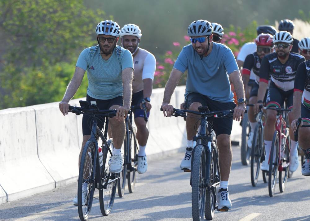 المري والشنقيطي يتقدمان المشاركين في فعالية اليوم العالمي للدراجات