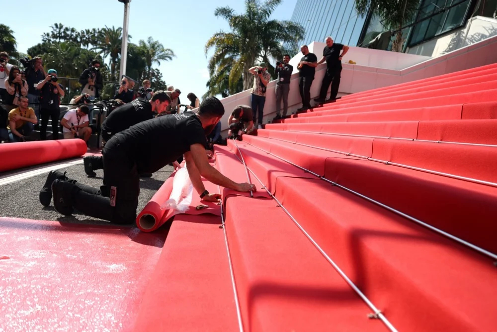 سجادة «كان» الحمراء تعود للأضواء ولكن بشكل مختلف