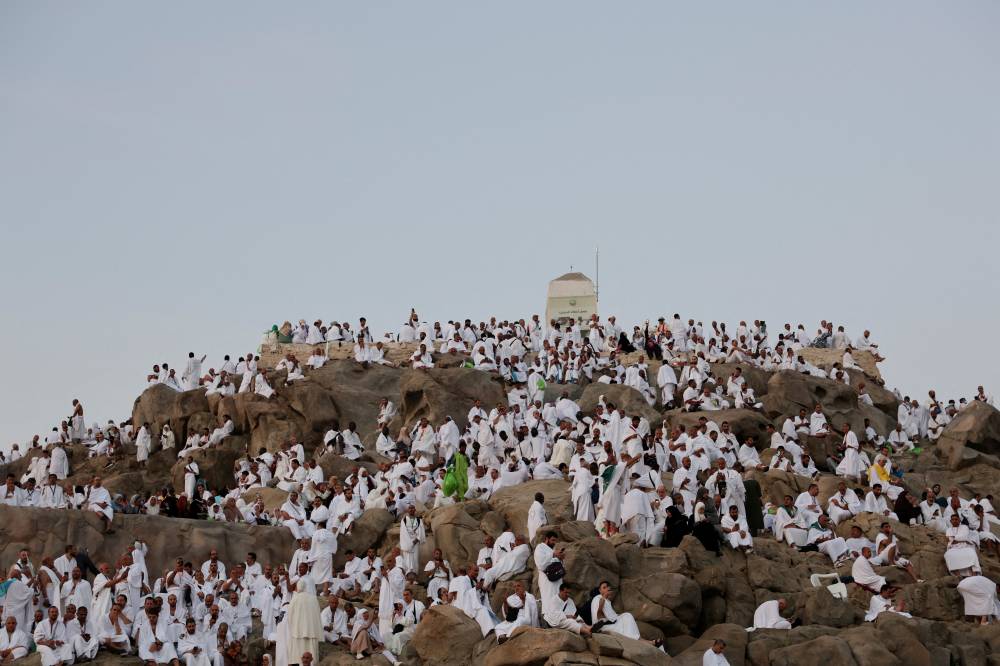  حجاج على قمة جبل الرحمة في عرفات (رويترز)