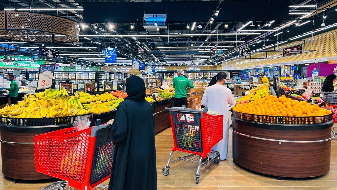 مستهلك ون يقبل ون على  شراء ال فواكه ف ي إحدى  التعاون يات