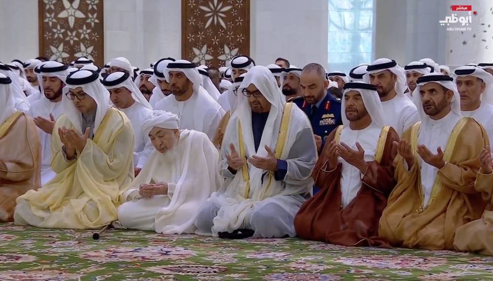 محمد بن زايد يؤدي صلاة عيد الأضحى بجامع الشيخ زايد في أبوظبي (فيديو)