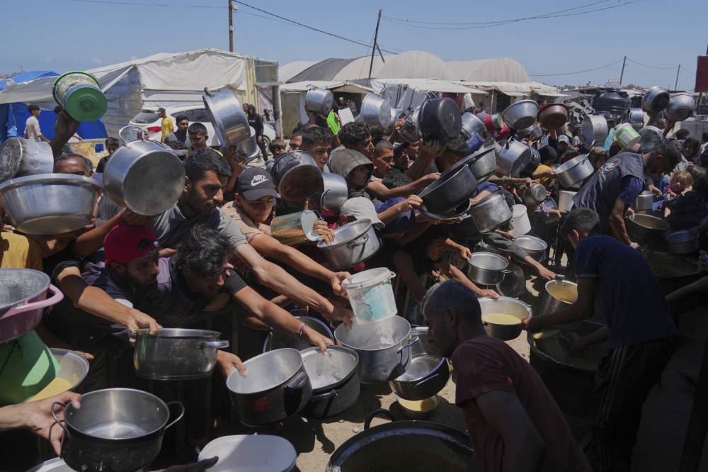 إنذار إسرائيلي بإخلاء مناطق في غزة.. ونتنياهو يعترف بتسليح ناهبي المساعدات