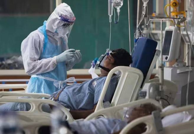 في 24 ساعة.. كورونا تضرب الهند والمستشفيات تستقبل الآلاف