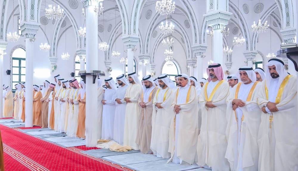 النعيمي والشرقي والمعلا وسعود بن صقر وحمدان بن محمد والشيوخ يؤدون الصلاة