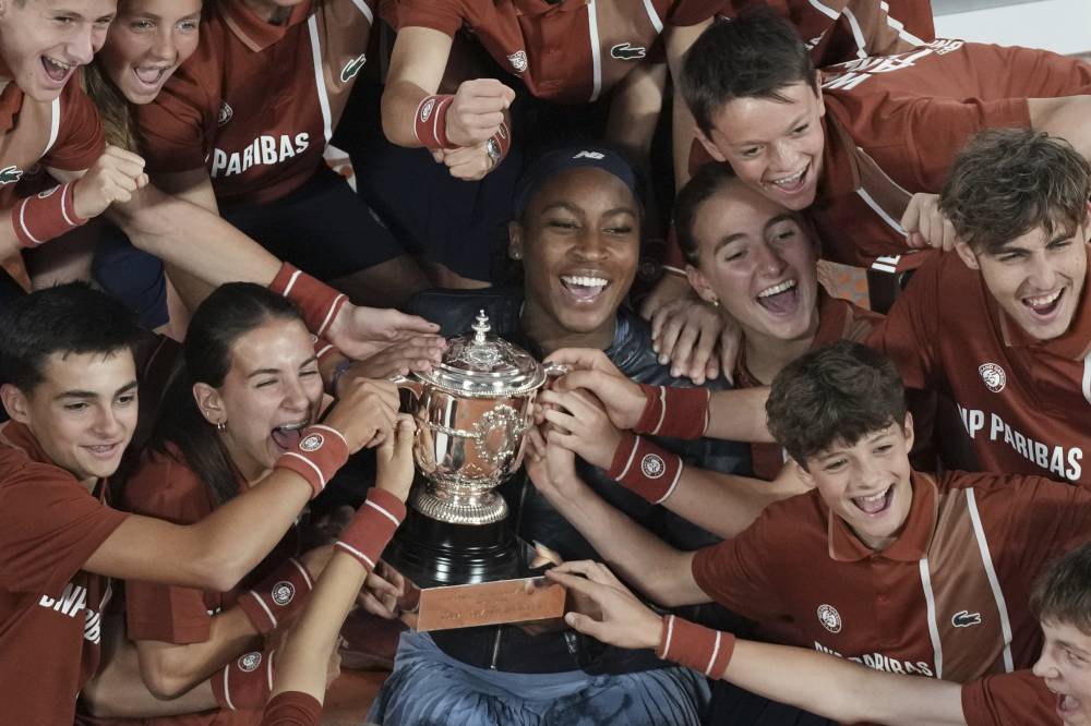 غوف تحتفل بكأس البطولة