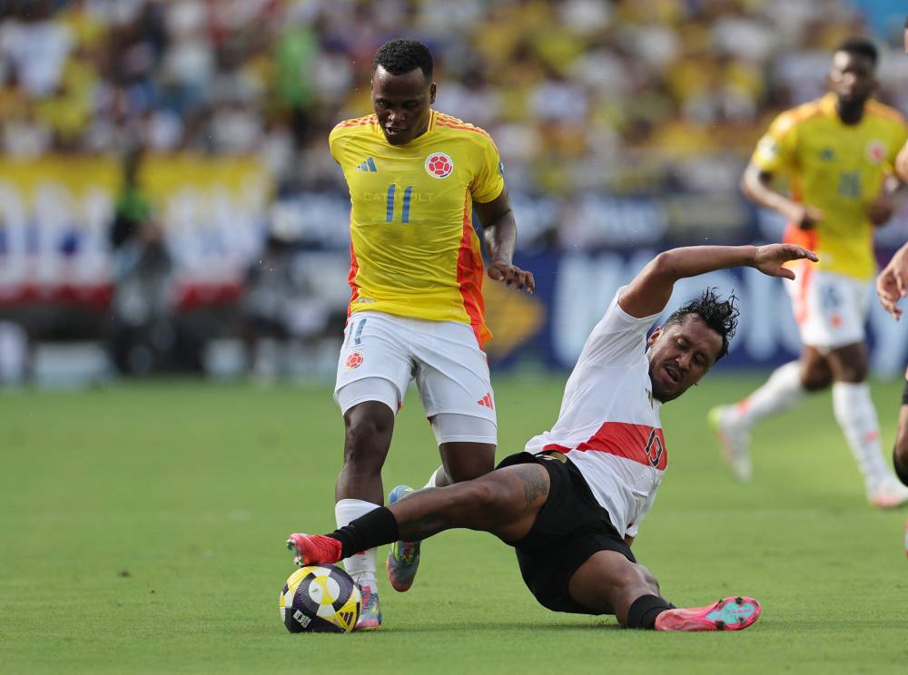 ريناتو تابيا يقطع الكرة من أمام جون أرياس