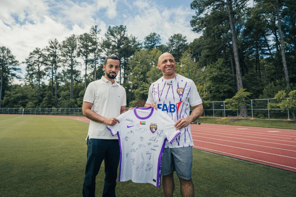 يوسف العتيبة.. مهارة في الدبلوماسية وكرة القدم أيضاً (فيديو)