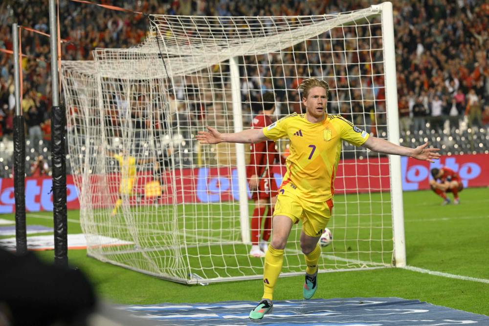 دي بروين يحتفل