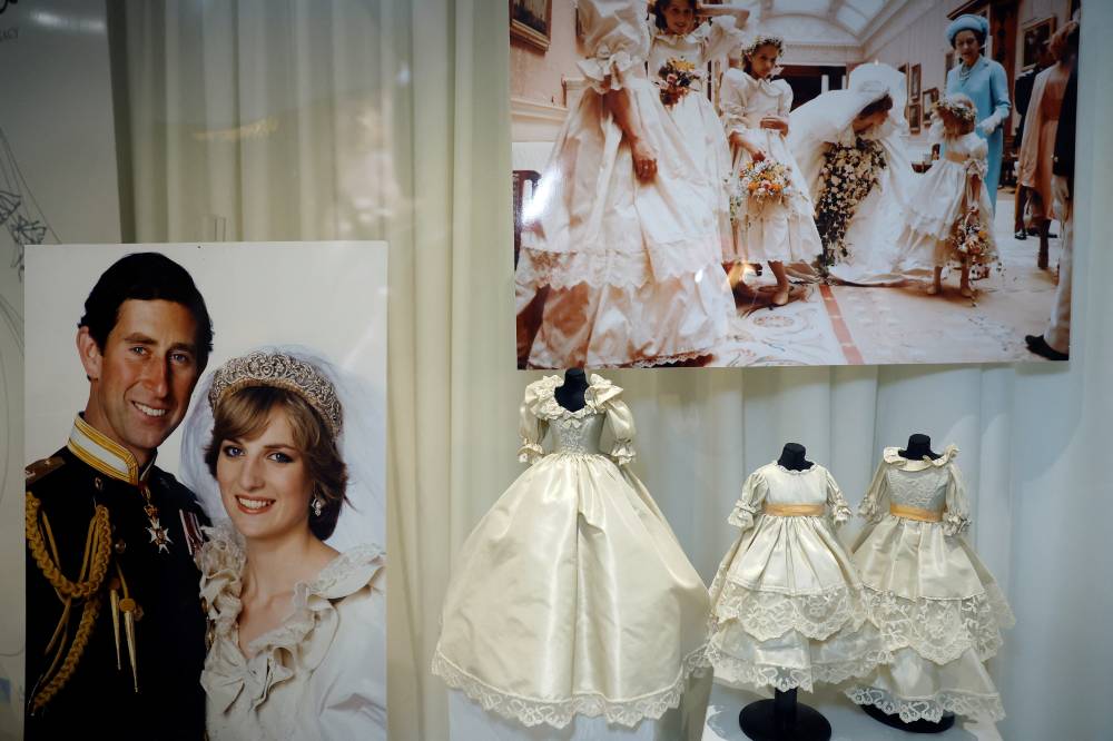 نماذج من فستان زفاف ديانا (رويترز)
