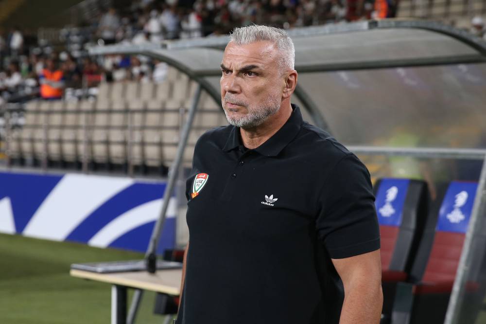 مدرب الإمارات ينتقد الهرم المقلوب: لدينا لاعبون يلعبون مع المنتخب أكثر من الأندية