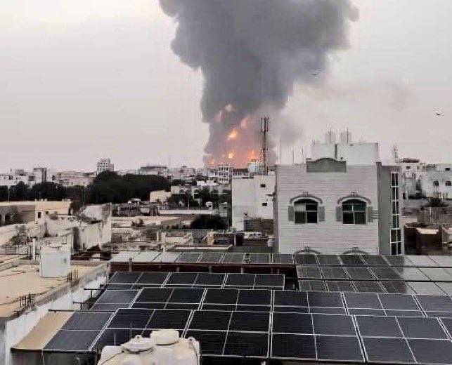 صورة متداولة لعمود من نار ودخان في ميناء الحديدة بعد القصف