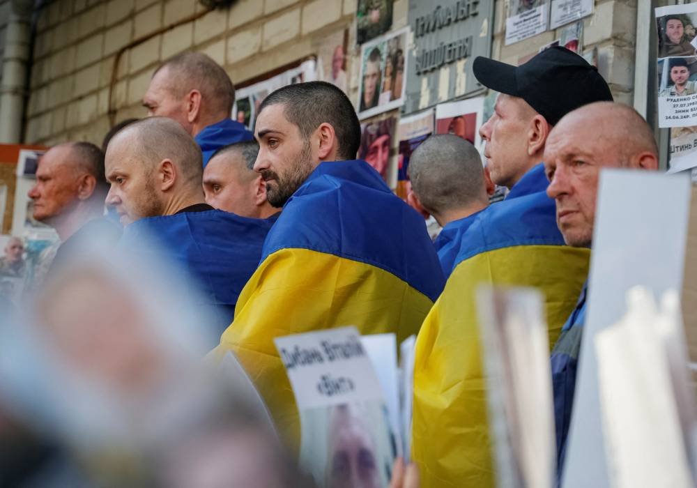 أسرى حرب أوكرانيون يعودون لبلادهم بعد عملية تبادل (رويترز) 