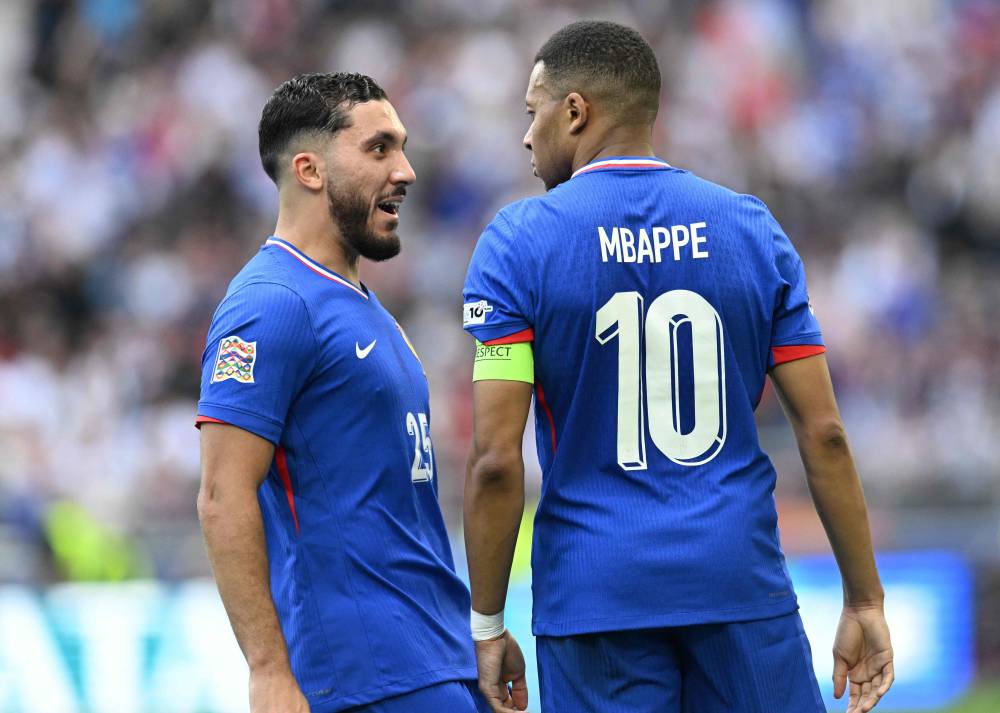 شرقي يحتفل بهدفه في دوري الأمم مع مبابي