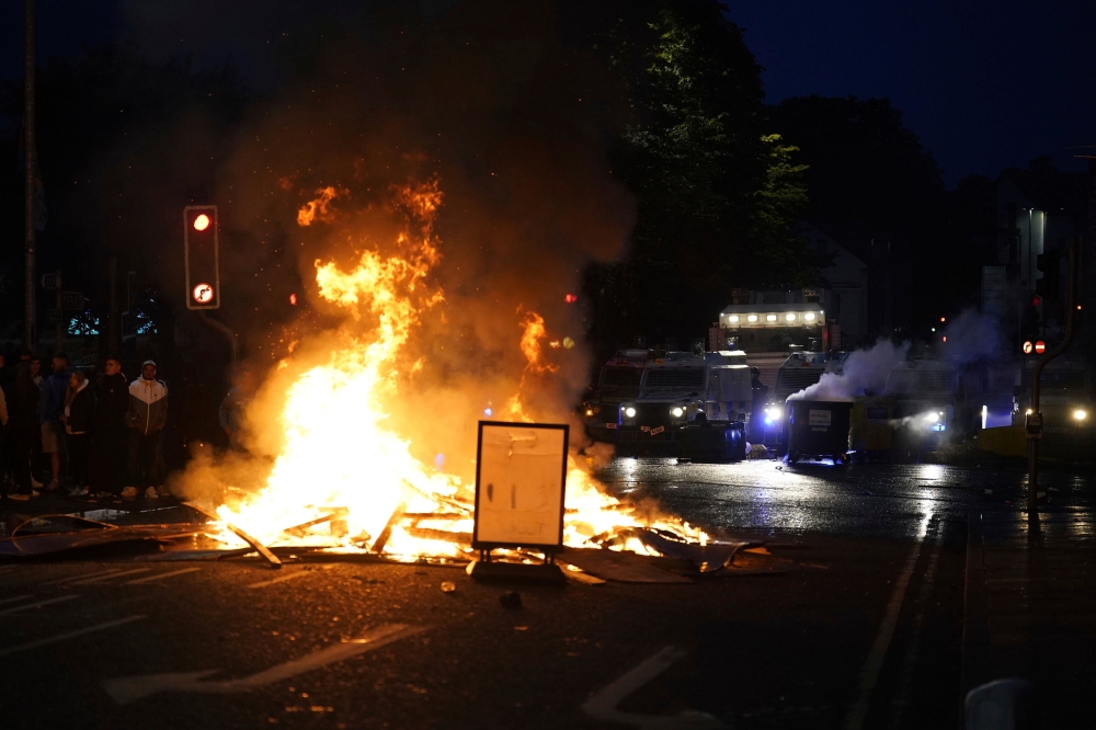 بعد «واقعة الفتاة».. تصاعد العنف ضد المهاجرين في أيرلندا الشمالية