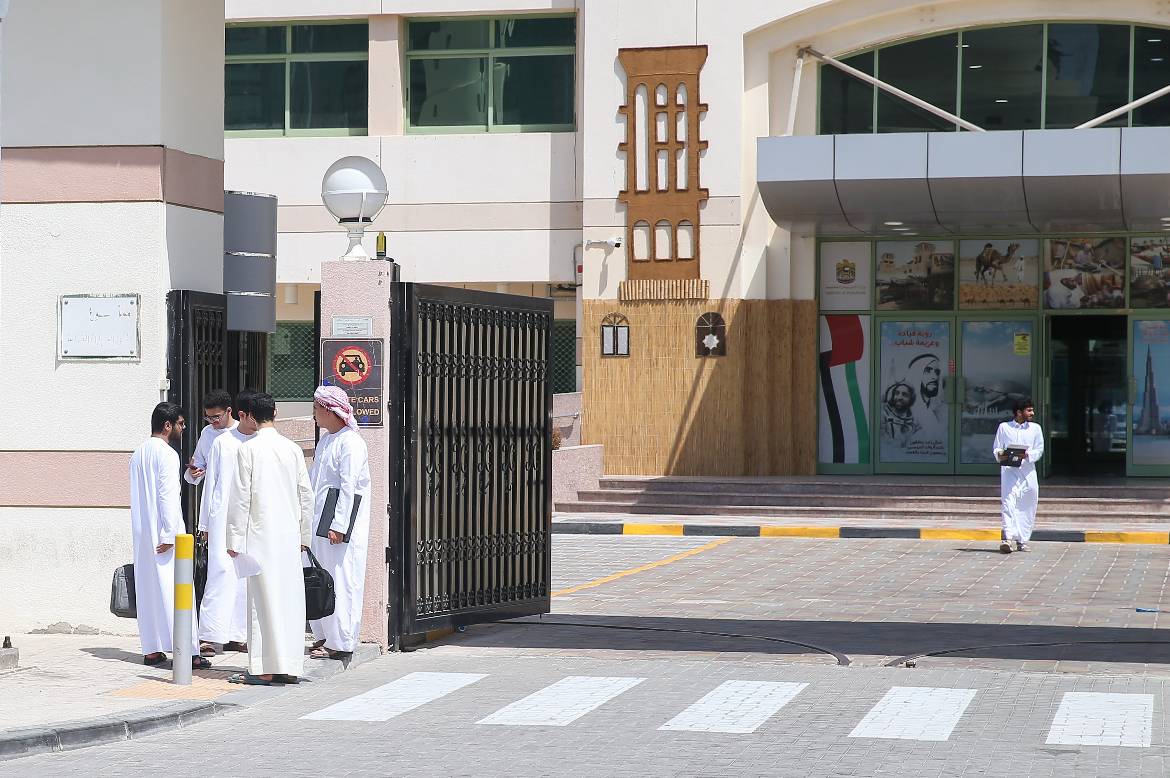 طلبة عقب انتهاء الامتحان 
