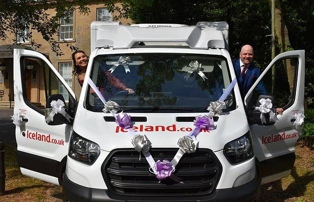 بريطانية تصل زفافها بشاحنة توصيل الأطعمة المجمدة