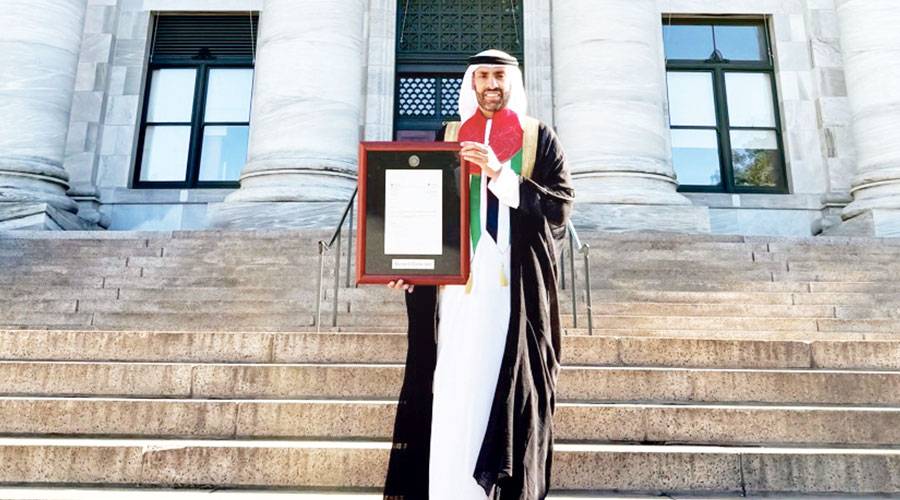 حميد الشامسي يحمل الشهادة