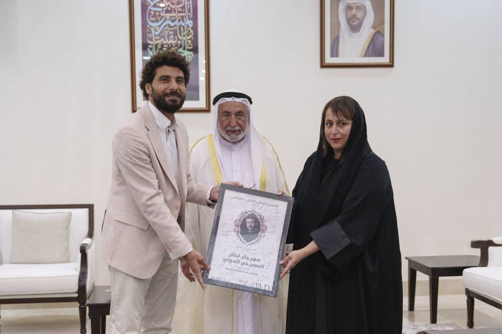 سلطان يتسلّم لوحة من مهرجان المسرح اللبناني بحضور الشيخة حور