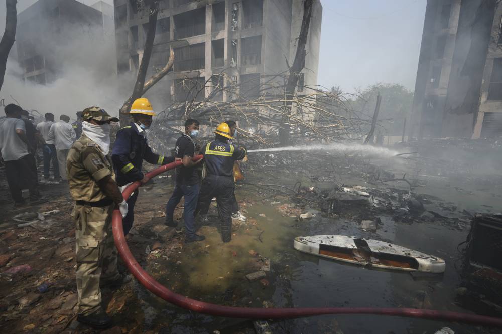 سبب غامض وراء تحطم طائرة الهند... تقل 242 راكباً وسقطت فوراً بعد الإقلاع