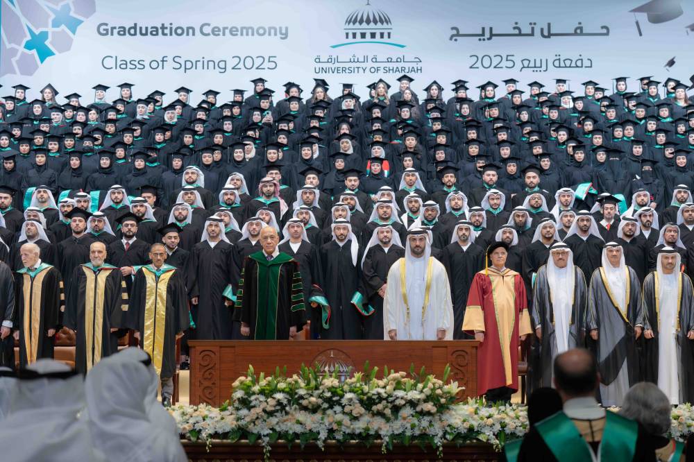 لحظة مؤثرة.. أم تتسلم شهادة ابنتها من جامعة الشارقة بعد وفاتها