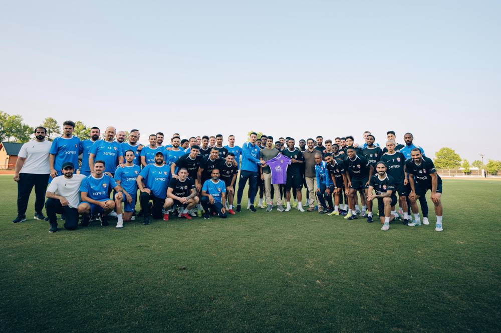 سلطان بن حمدان ومحمد بن عبدالله بن زايد يتوسطان فريق العين