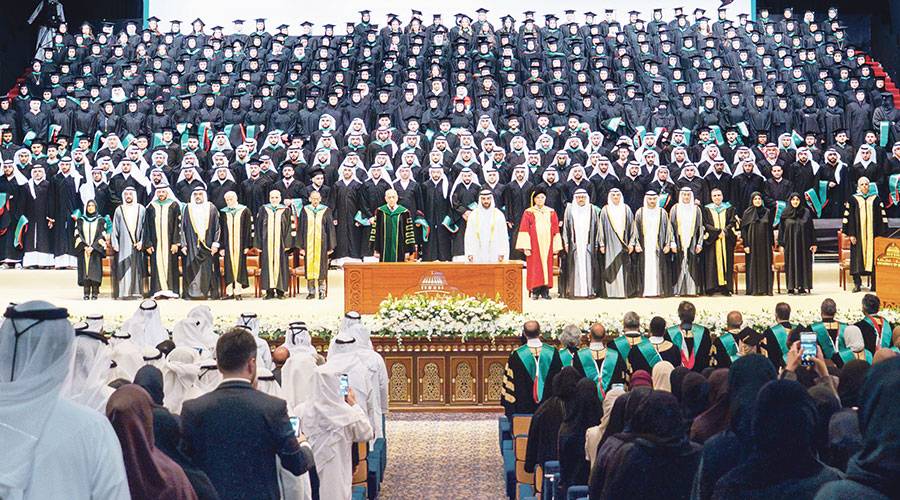 سلطان بن أحمد ومدير الجامعة وأعضاء مجلس الأمناء يتوسطون الخريجين 