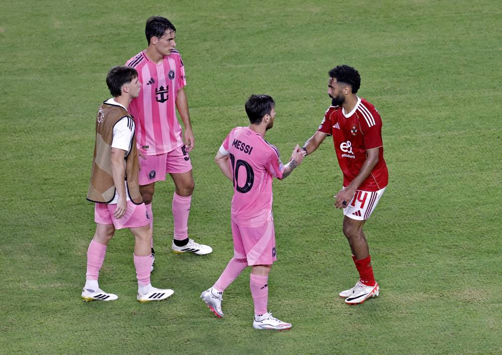 حسين الشحات لاعب الأهلي مصافحاً ميسي لاعب إنتر ميامي