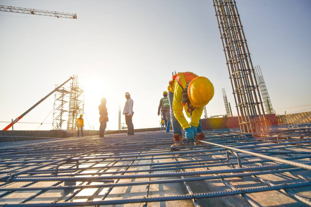 «بلدية أبوظبي» تدعو شركات البناء للالتزام بأوقات العمل خلال الصيف