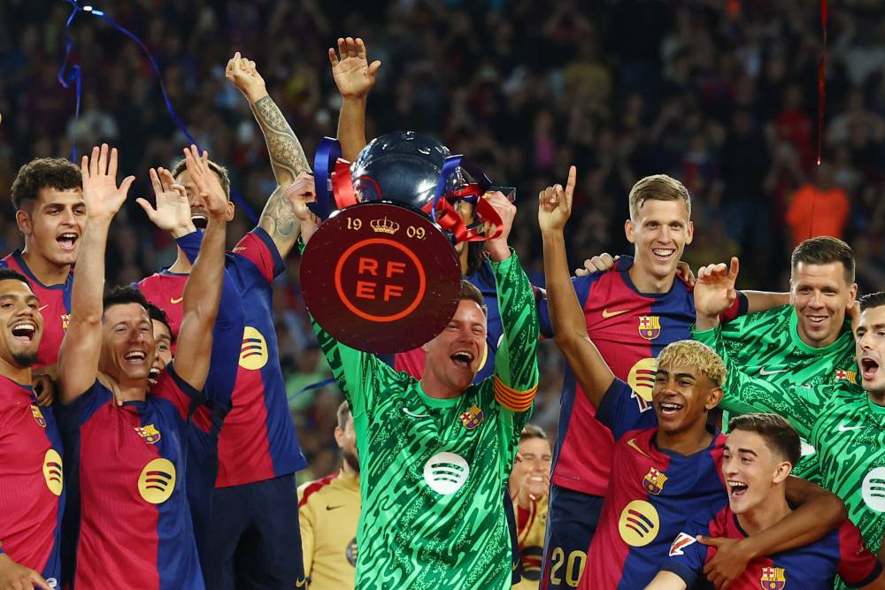 نجوم برشلونة يحتفلون 