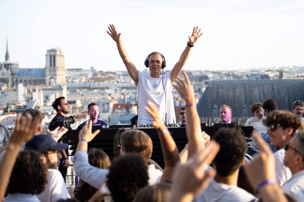 أرمين فان بورن في حفل بباريس (أ.ف.ب)