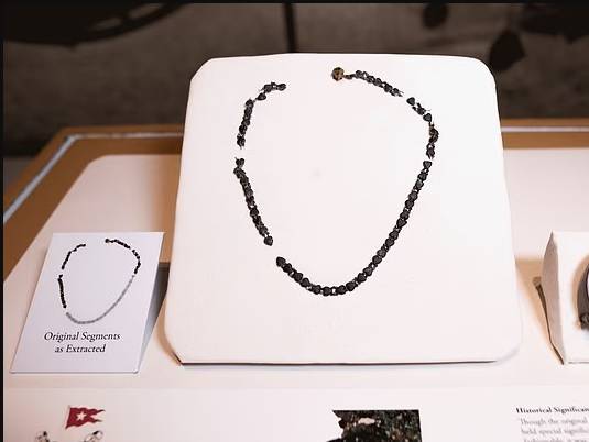 القلادة بعد الترميم والعرض