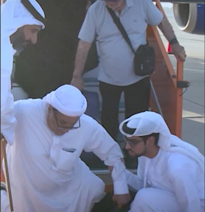 بعد إجلائه من إيران.. سجدة شكر من إماراتي في أرض المطار