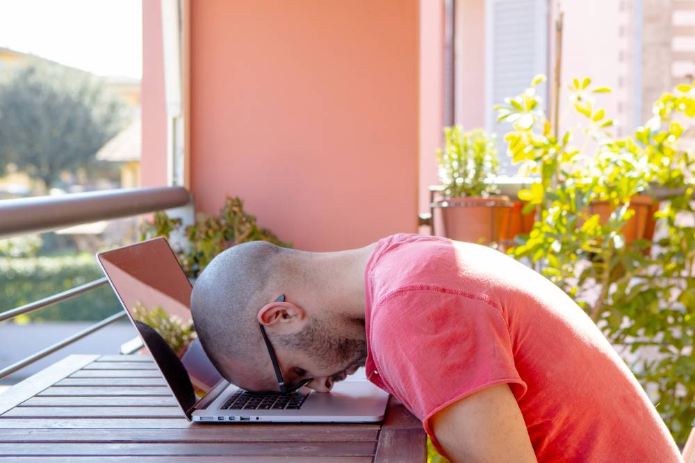 مجموعات زملاء العمل.. دوام شاق على «واتس آب»