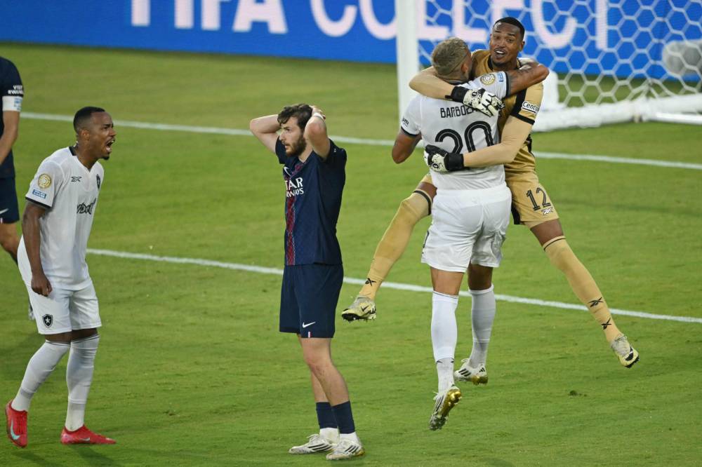 لاعبو بوتافوجو يحتفلون بالفوز المفاجئ على باريس