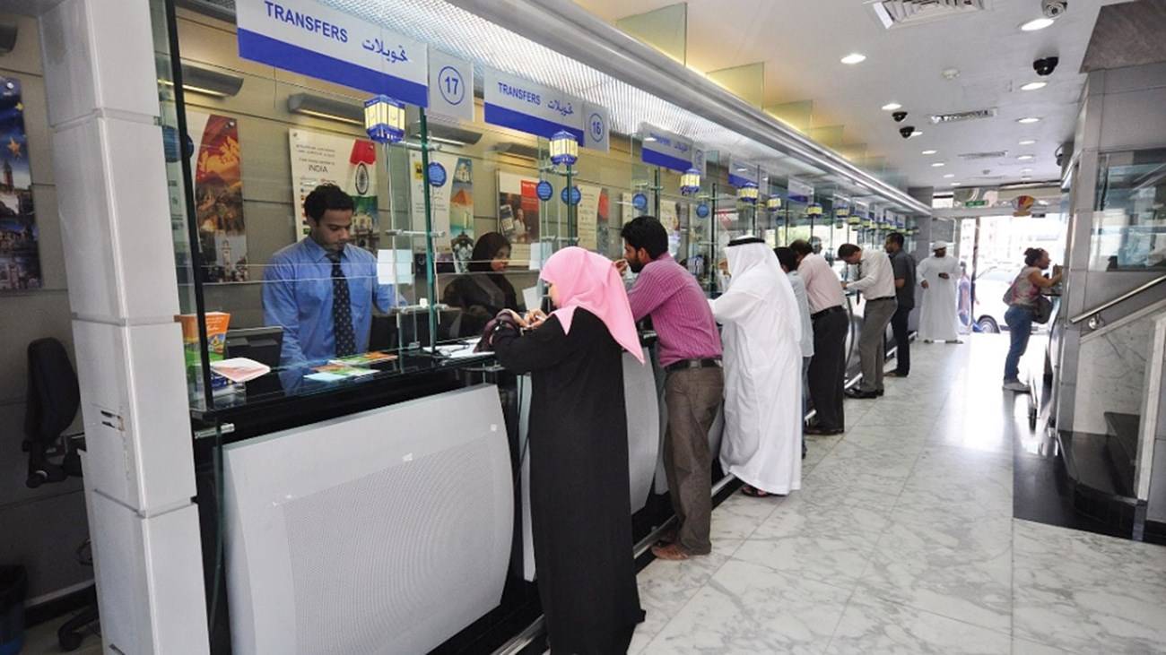 متعاملون لـ «الخليج»: 10% ارتفاع رسوم التحويلات المالية إلى الخارج