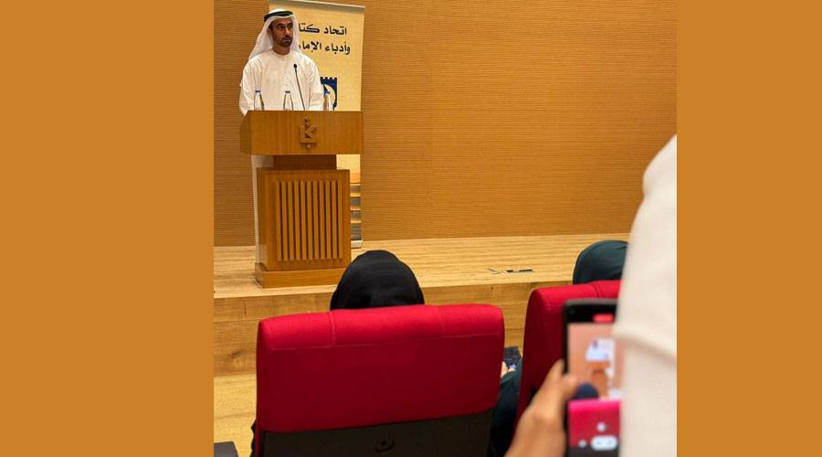 د. سلطان العميمي خلال تكريم الفائزين بالجائزة