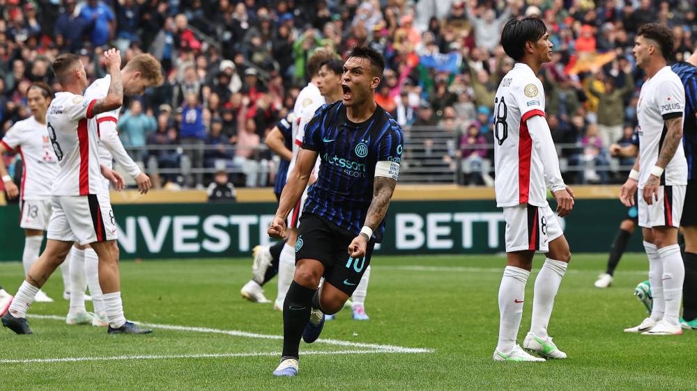 لاوتارو مارتينيز لاعب إنتر يحتفل بهدفه