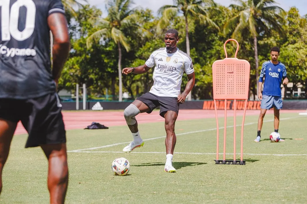 بوجبا في مباراة مع أصدقاء