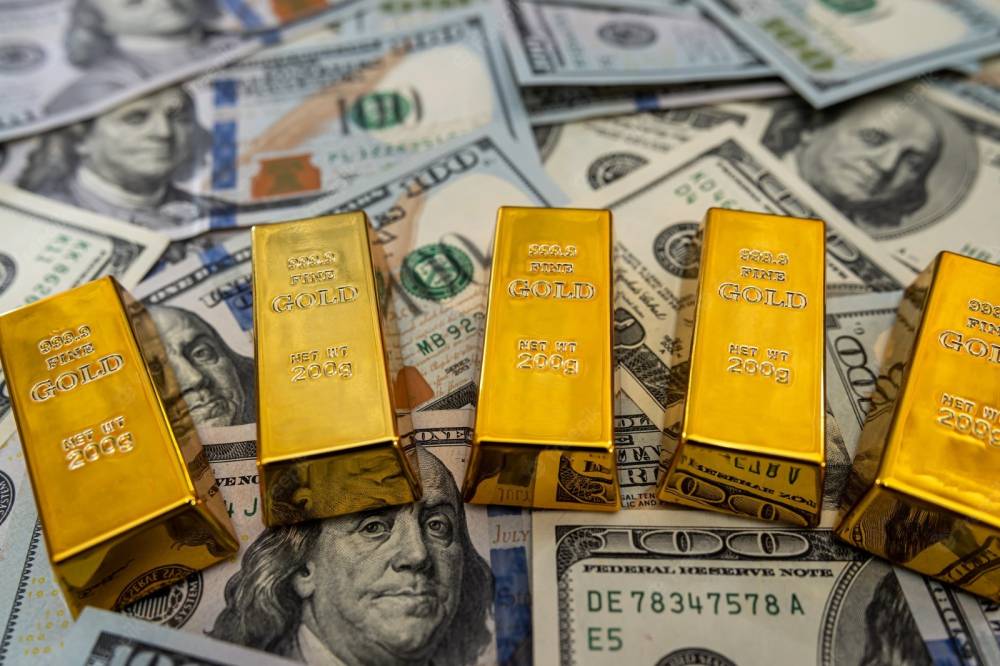 الدولار ينتعش بقوة.. وأسعار الذهب عالمياً تتراجع وسط تردد المستثمرين