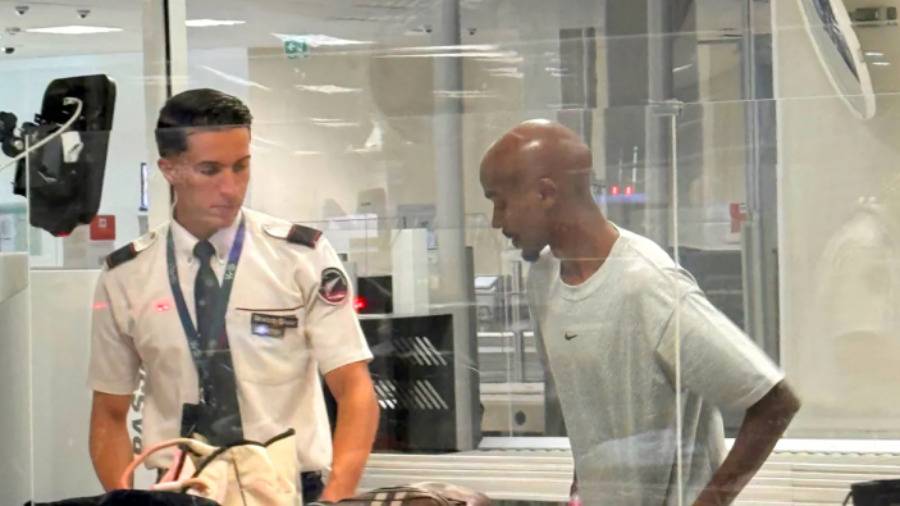 فرح في المطار