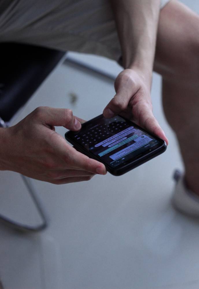 ما عقوبة نشر تعليق سلبي أو اتهام ضد شخص أو مؤسسة عبر وسائل التواصل؟