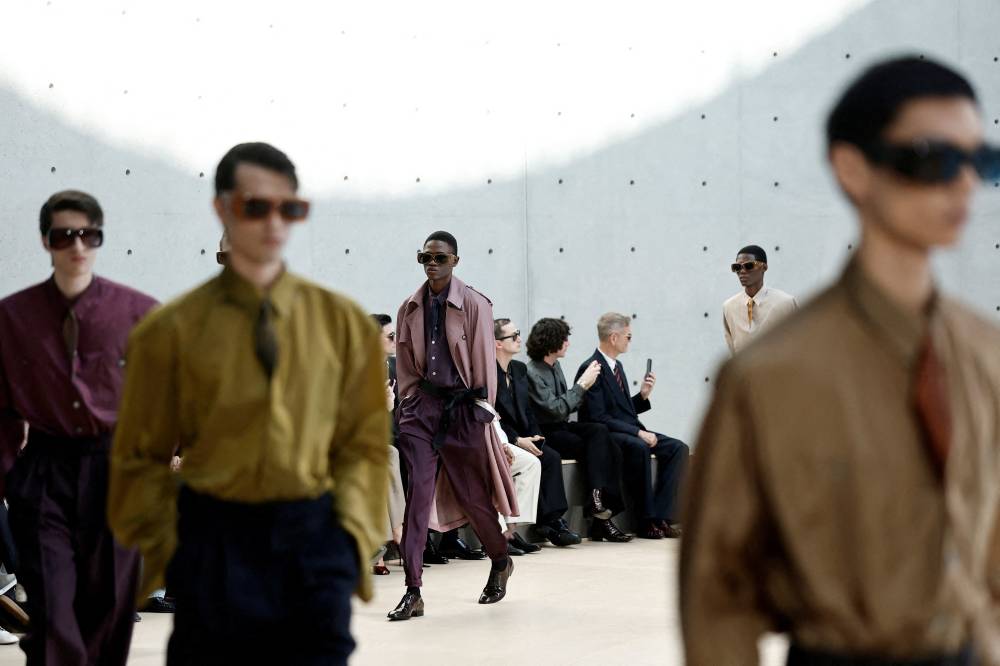 مشاركون في عرض أزياء من تصميم أنتوني فاكاريلو (رويترز)